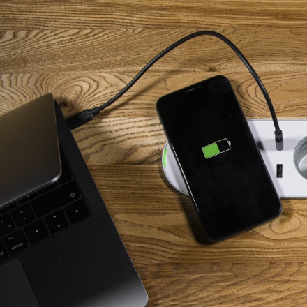 SNOOK disponuje silným USB-C nabíjením