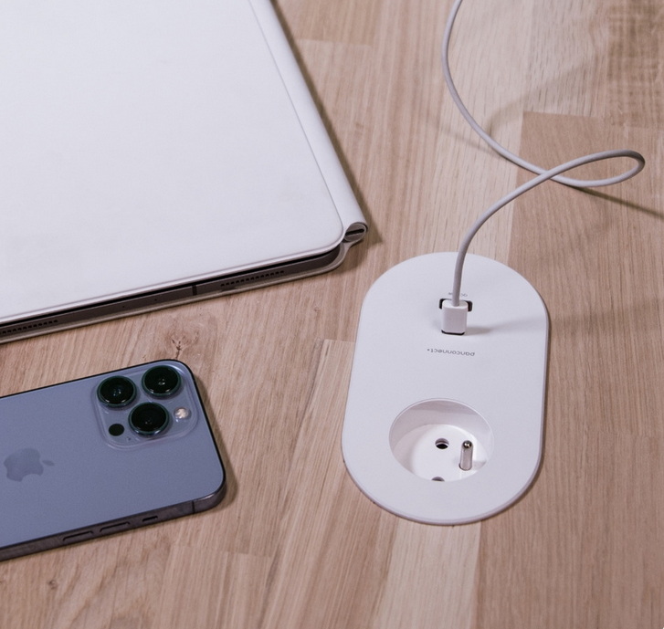 CARIQ XS is all metal connection panel with a socket and USB-C/A charging