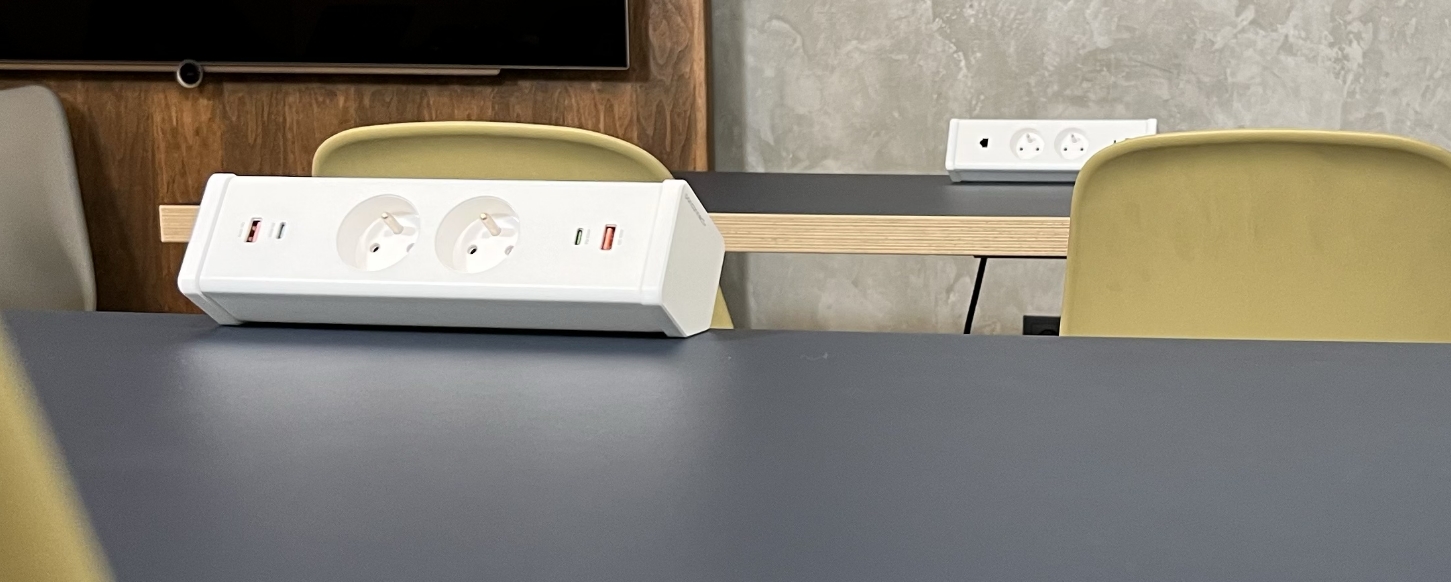 EDGE M se 2 zásuvkami a 2 USB-C/A nabíjením jako ideální varianta pro školící místnosti