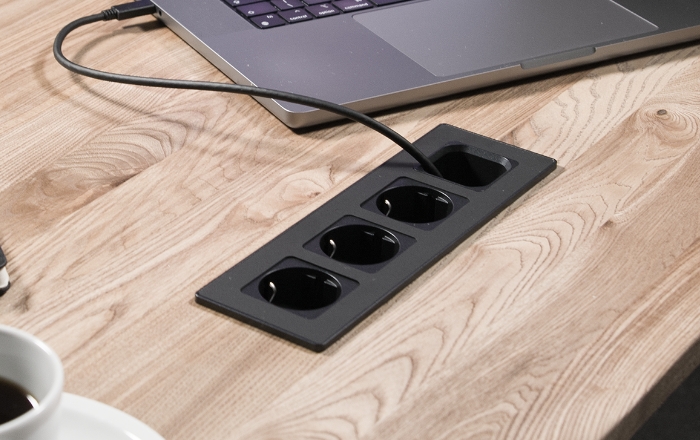 FLAT LITE with 3 sockets and USB-C PULL-OUT cable