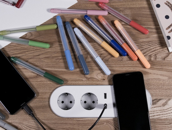 SNOOK M se 2 zásuvkami, integrovaným USB-C/A nabíjením a bezdrátovým nabíjením Qi