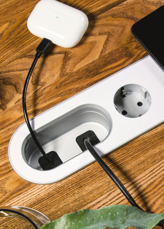 SNOOK L charger - 2 nabíjecí vytahovací PULL-OUT kabely, zásuvka a bezdrátové nabíjení Qi.