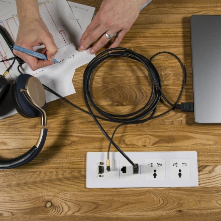 FLAT LITE with 2 sockets in UNIVERSAL standard and 2 modules